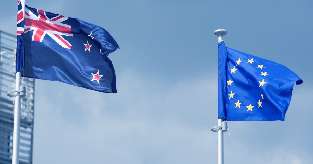 Drapeaux de la Nouvelle-Zélande et de l'Union Européenne