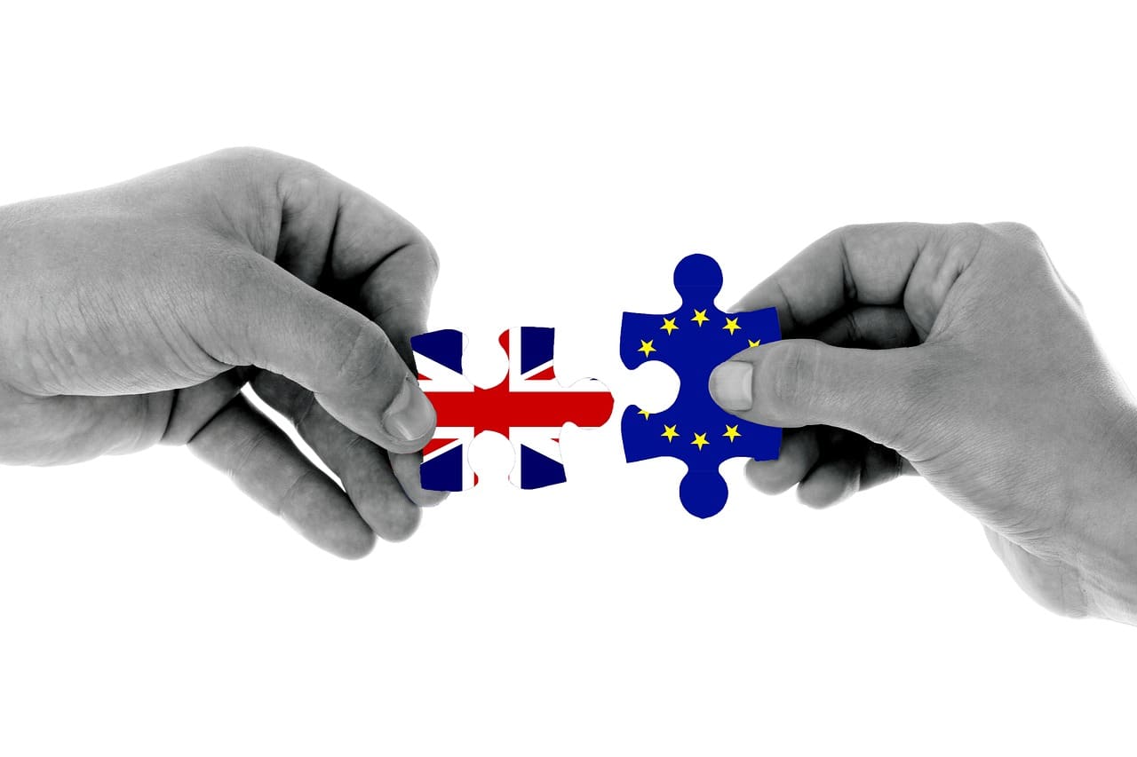 2 pièces de puzzle s'emboitent : l'une a le drapeau britannique, l'autre le drapeau européen